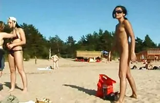 XXX زن چاق جوان در بلوز سفید با مردی حمام می کند و آن را روی سینه های سكس جامد اسود بزرگ می جوشاند