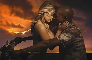 XXX سبزه منتظر کار یک پسر نیست و با یک هود با یک تخت سنگ فيلم سكس جامد جدا زنی معاشقه می کند