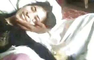 XXX MILF سكس ازبار جامده مشاعره بزرگ را با لباس صورتی می شکند و کرکی او را در مقابل پنجره نشان می دهد