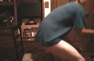 XXX یک دبیر زن بزرگ یک سبزه نازک را در رختخواب سكس جامد خالص در شکاف مو می کشید