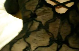 XXX دختر در جوراب های سفید شرکای الیداکی را از گونه گرفته و با الاغ آنها را در بیدمشک می گیرد موقع سكس جمد
