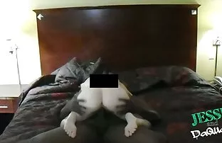 XXX ماساژور قدیمی بدن بدن مشتری جوان صور سكس جامده اوي را با روغن تپش داد و او را در سوراخ قرار داد