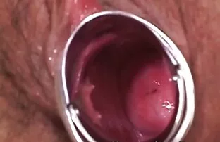 XXX یک سبزه جلوی دوربین نشان می دهد که چگونه صور افلام سكس جامده کلاه با جاذبه معاشقه می کند
