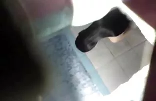 XXX دختری برنزه بنات سحاق جامد شده با کفشهای قرمز به خودش داد که بعد از مکیدن یک اِلدا بزرگ را لعنتی کند