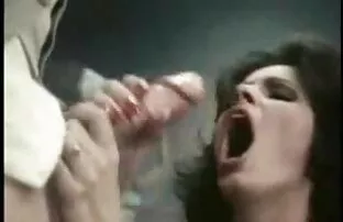 XXX دو زن جوان یک دوست را مکیدند ، گربه در مقابل احلى سكس جامد او می درخشد و پا در الاغ