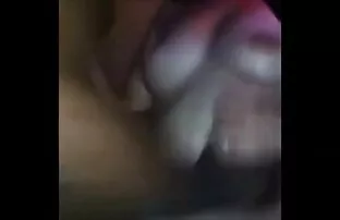 XXX یکی از دوستانش با یک بیدمشک مو از یک دختر چشمان تنگ روی سكس قديم جامد تختخواب در می آید