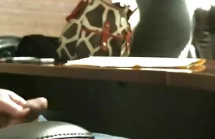 XXX شخص با عینک بخشی تنزيل فيديو سكس جامد از اسپرم را در دهان خود می گیرد